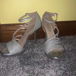 Manhattan Collection Silver Heels. SIZE 6 1/2.